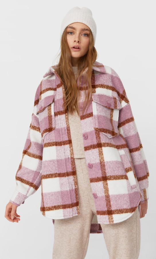 En color malva, esta sobrecamisa de cuadros con bolsillos delanteros y cierre mediante botones tiene un precio de 39,99 euros.