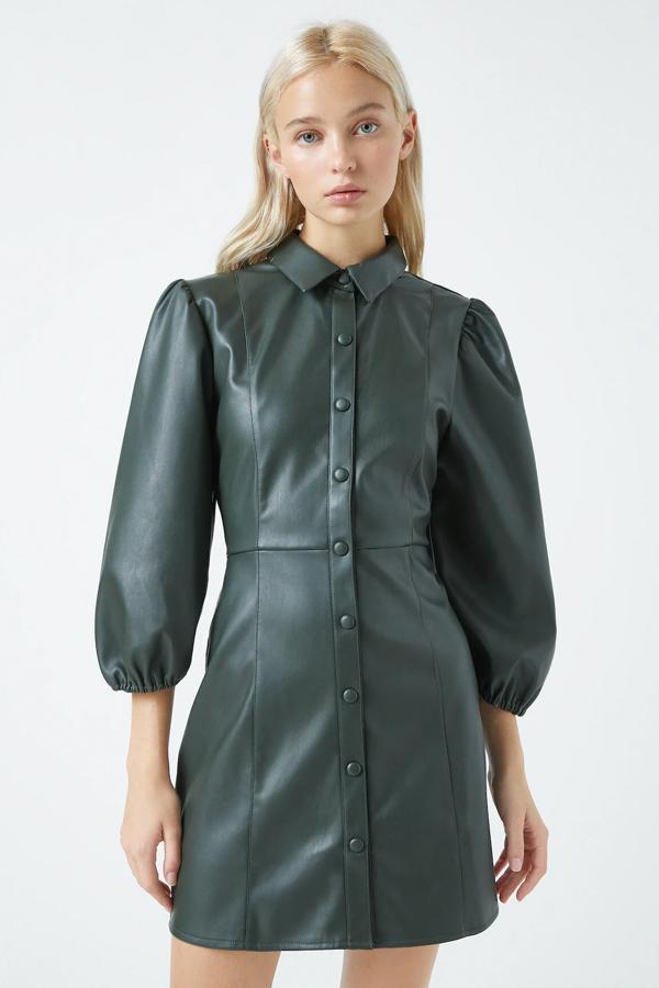 Este vestido camisero en tejido efecto piel de color negro cuenta con cuello clásico y detalle de volumen en la manga. Con cierre mediante botones, tiene ahora un precio de 18,19 euros.