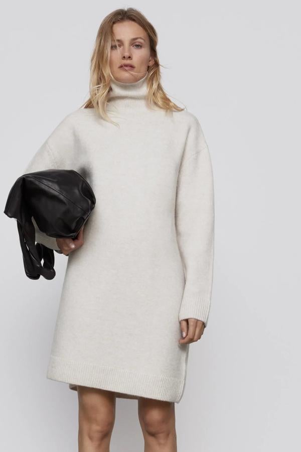 Este vestido oversize de punto en color crudo es de manga larga y cuenta con cuelo subido. Tiene un precio de 29,95 euros.