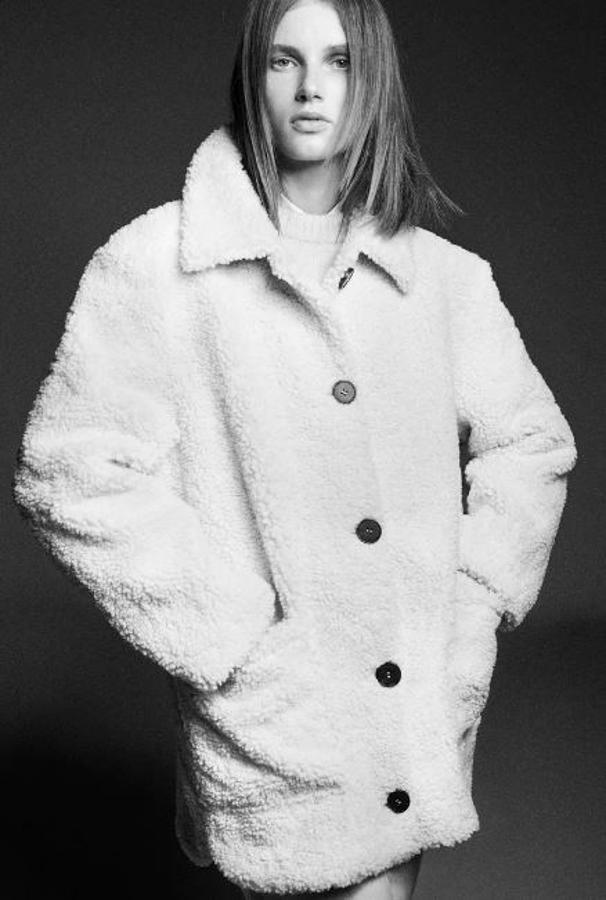 Abrigo de borreguito blanco, rebajado de 69.95 a 39.99 euros en los Special Prices de Zara.