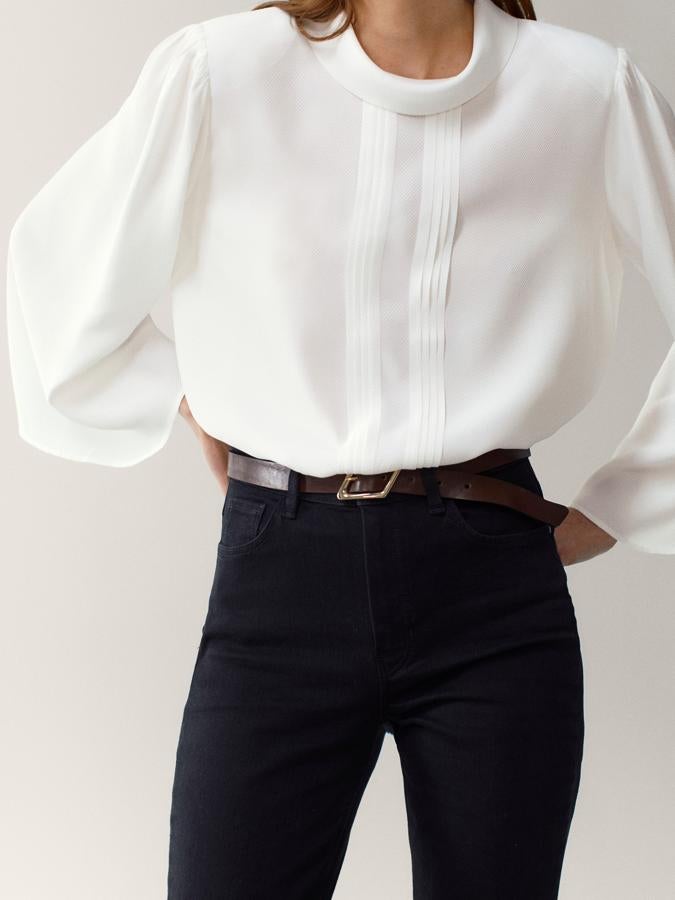 De corte recto, con cuello alto caído y hombreras, esta blusa en color crudo con cierre de botones en la parte posterior costaba 59,95 euros y ahora podemos comprarla por 35,95 euros entre las tallas 34 y 42.