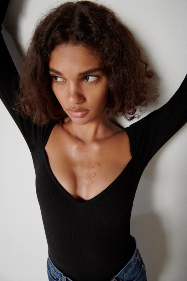 Con mangas largas y diseño acanalado, este body negro de Zara con escote corazón cuesta 17,95 euros y está disponible en la talla L, aunque volverá a la web en la S.