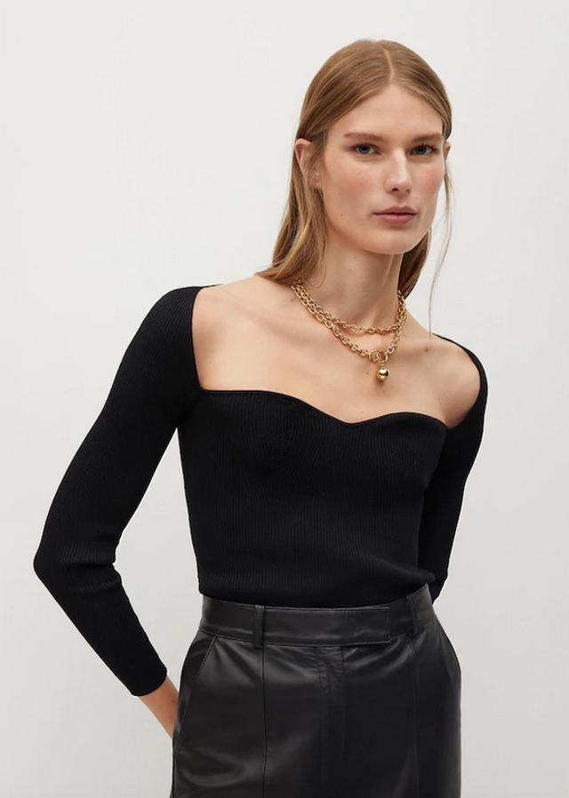 Diseño slim fit con mangas largas para este jersey negro de Mango confeccionado en punto medio y con cuello escotado en forma de corazón. De 25,99 euros ha pasado a costar 20,79 euros y podemos encontrarlo entre las tallas S y XL.