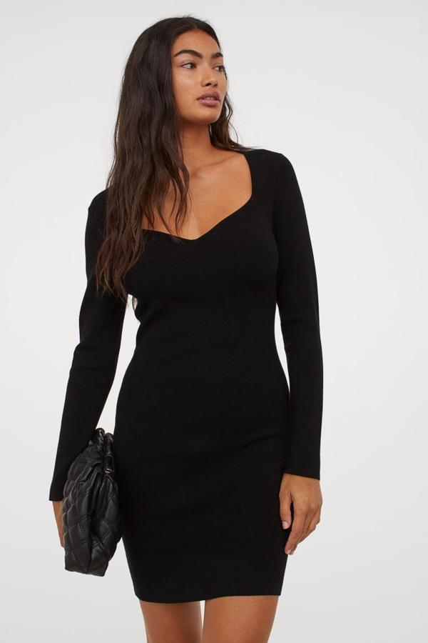 De venta exclusiva en la web de H&M, este vestido negro entallado confeccionado en punto fino de mezcla de viscosa viene con mangas largas y escote corazón. Podemos encontrarlo entre las tallas XS y XXL por 34,99 euros.