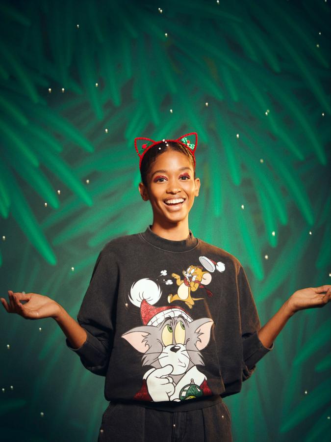 Con diseño de hombros caídos y elásticos en los puños, esta sudadera gris con motivo navideño en el frontal protagonizado por Tom y Jerry tiene un precio de 15,99 euros y está disponible entre las tallas S y XL.