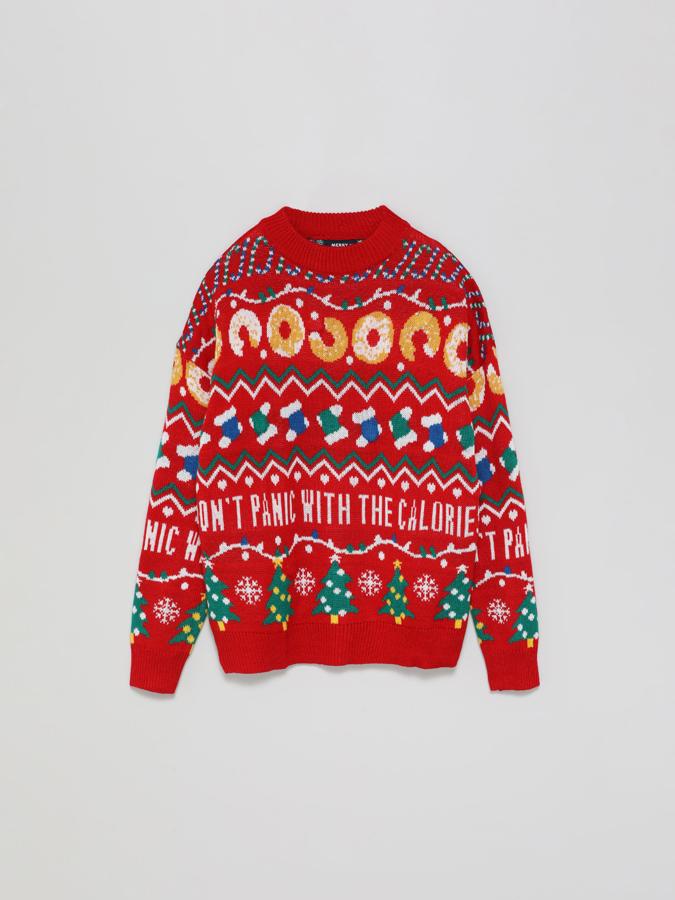 En color rojo, con algunos de los motivos navideños más conocidos a lo largo de toda la prenda, este jersey oversize con cuello caja y mangas largas viene con dispositivo con música y luces de colores que se activan con el movimiento y está confeccionado en punto de jacquard de cenefas. Cuesta 19,99 euros y está disponible entre las tallas XS y XL.