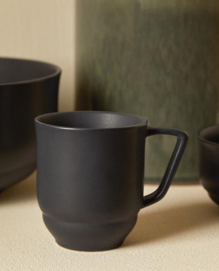 Taza negra de gres de Zaara Home (4,99 euros).
