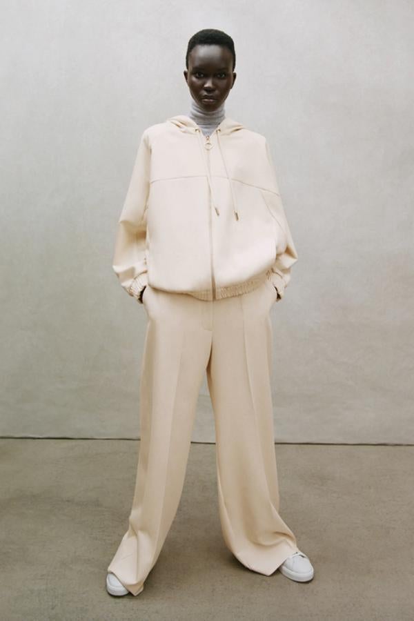 De tiro alto y cintura elástica, este pantalón wide leg de Zara viene con perneras rectas, bolsillos laterales y cierre frontal de cremallera y botón metálico. Podemos encontrarlo entre las tallas XS y L por 29,95 euros.