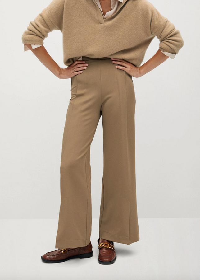 Disponible en marrón medio y en negro, este pantalón de diseño recto con tiro alto, detalle de pliegues y abertura en la parte delantera es de Mango y podemos encontrarlo entre las tallas XS y XL por 25,99 euros.