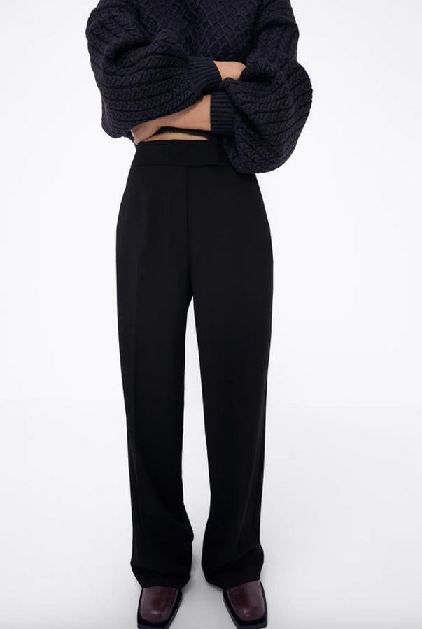 Confeccionado con al menos un 50% de poliéster reciclado, este pantalón de tiro alto y pernera ancha en color negro es de Zara y viene con bolsillos delanteros ocultos en costura y bolsillo trasero de vivo. Cuesta 22,95 euros y está disponible entre las tallas XS y L.
