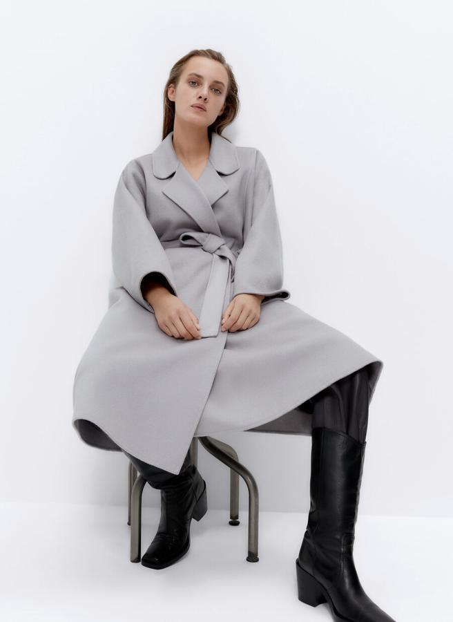 En color gris, confeccionado en mezcla de lana con cuello y manga efecto pelo extraíbles, este abrigo largo también está disponible en color lila. Podemos encontrar ambos en las tallas S y M y de 229 euros ha pasado a costar 171,5 euros.