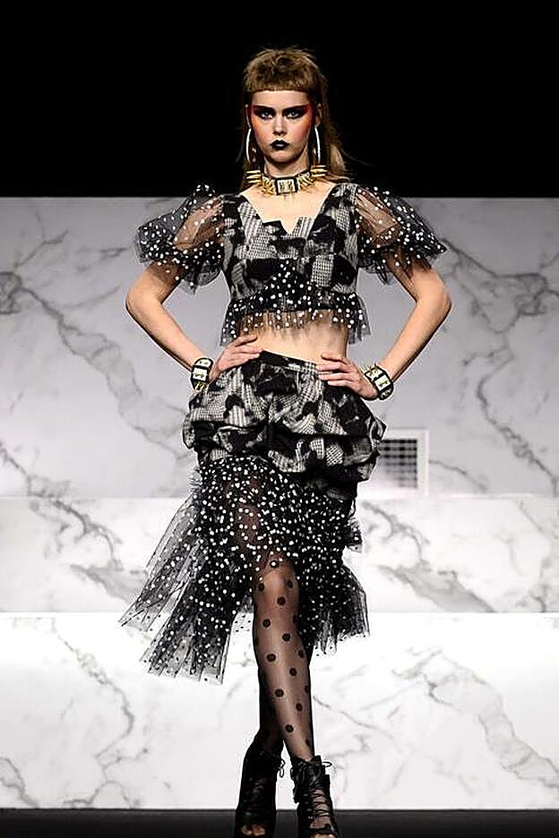 Una de las salidas del desfile de o/i 2020-21 de Ana Locking