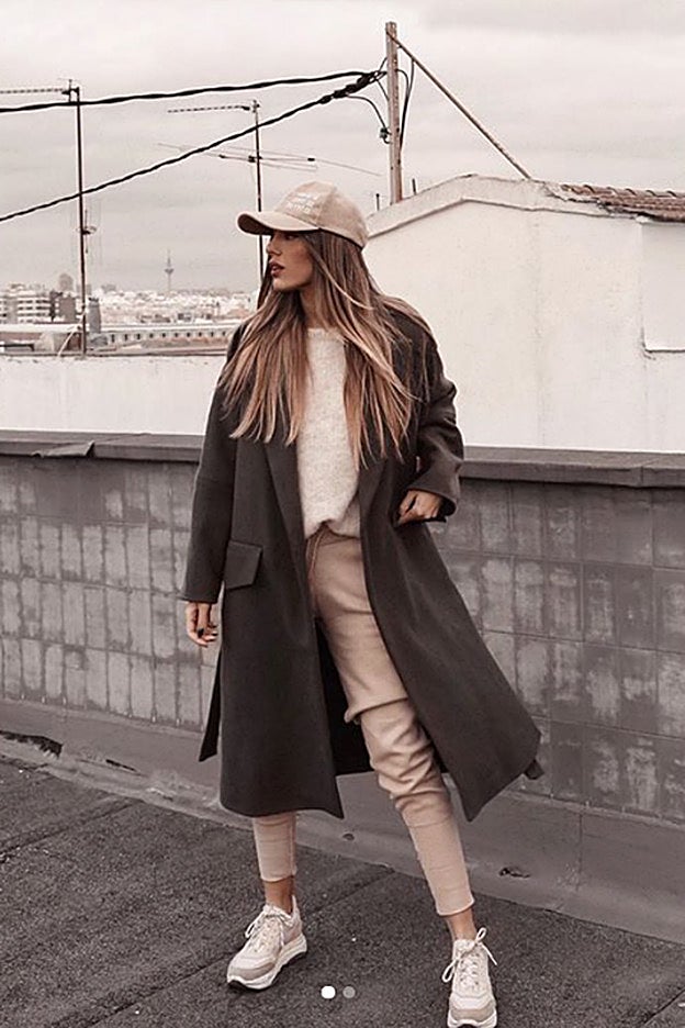 El look deportivo y urbano de Teresa Bass que siempre funciona: con abrigo.