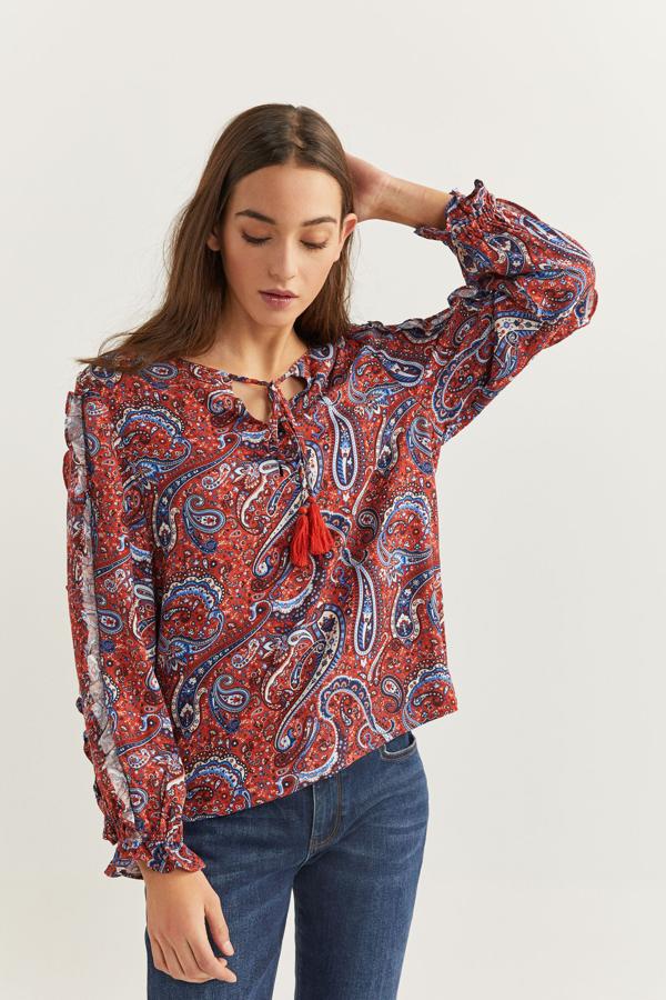 Blusa de manga larga  con cuello pico con lazo y detalle de volantes, de las rebajas de Black Friday de Springfield (12,99 €).
