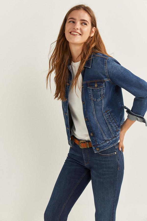 Chaqueta vaquera básica , con bolsillos en la parte delantera y cierre de botones, de las rebajas de Black Friday de Springfield (20,99 €).