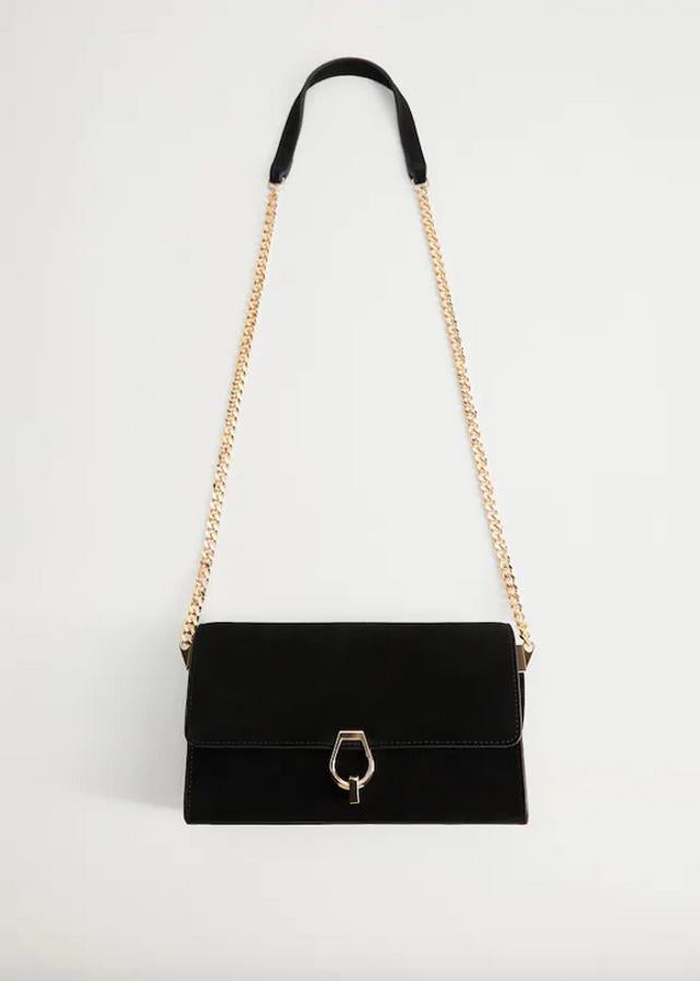 De diseño medio, con asa larga en combinación de materiales, solapa frontal y hebilla metálica en dorado, este bolso de piel de Mango tiene un precio de 29,99 euros.