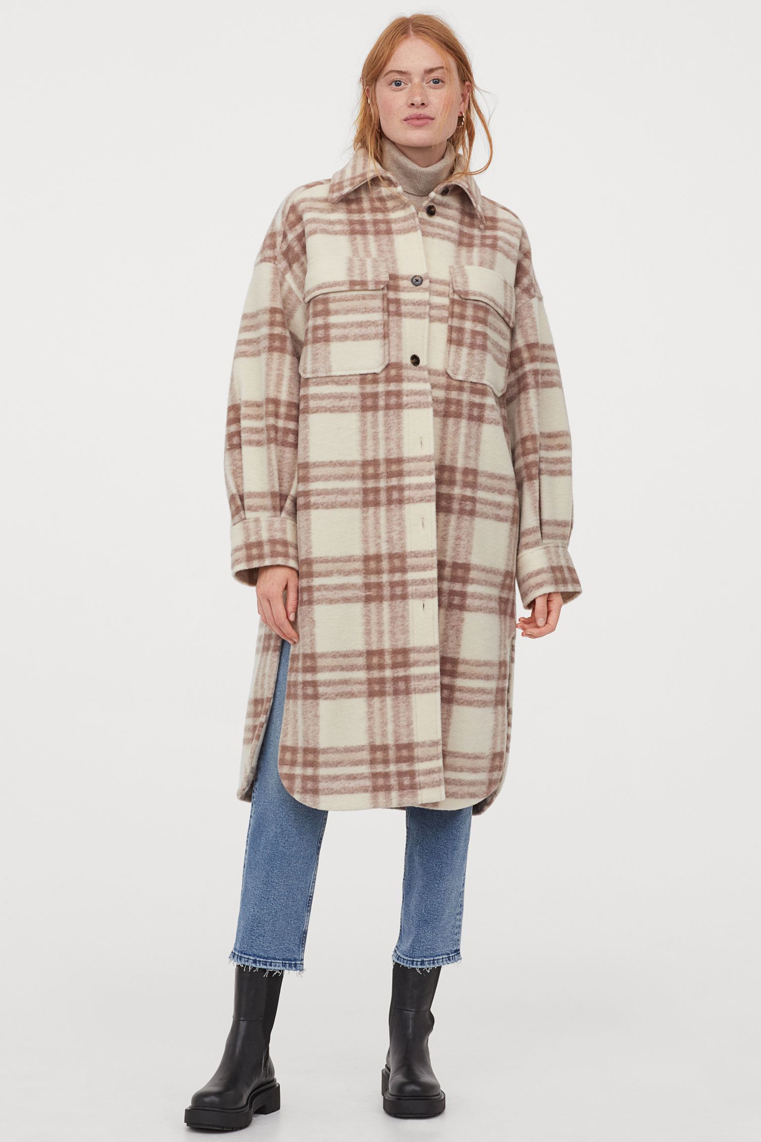 Los tonos beiges claros y rosas envejecidos de esta chaqueta camisera XXL nos han enamorado. (49,99 euros).