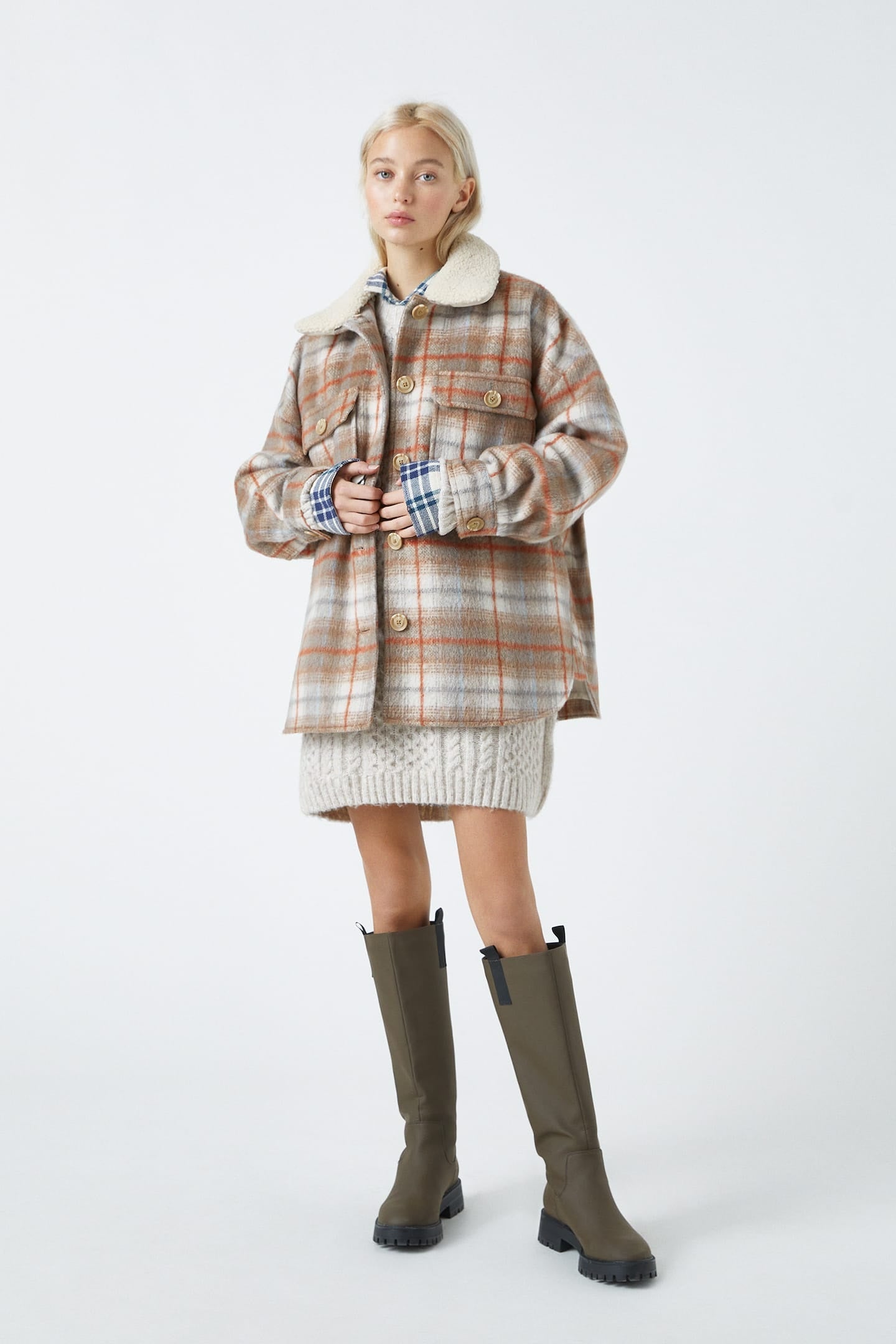 Chaqueta de paño con estampado de cuadros, cierre de botones, bolsillos delanteros y cuello de borreguito de lo nuevo de Pull&Bear. (35,99 euros).