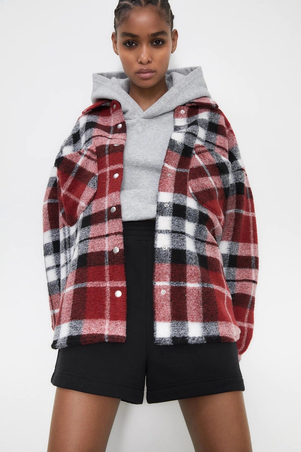 Chaqueta de cuadros roja de Zara. (39,95 euros).