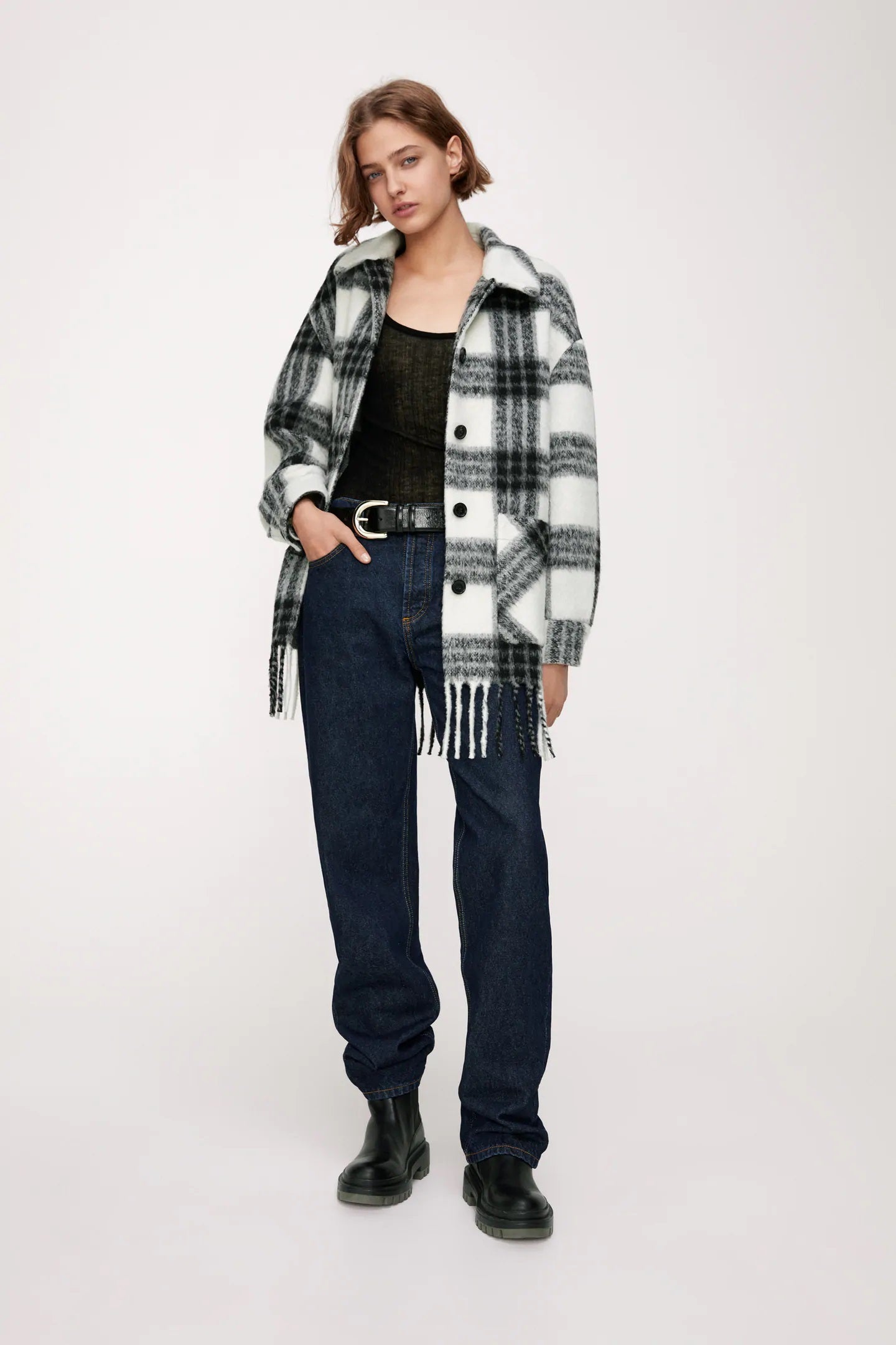 Otra versión que está triunfando esta temporada es la chaqueta de cuadros con flecos, una prenda original que va a dar el toque de estilo definitivo a cualquier look. De Zara. (49,95 euros).