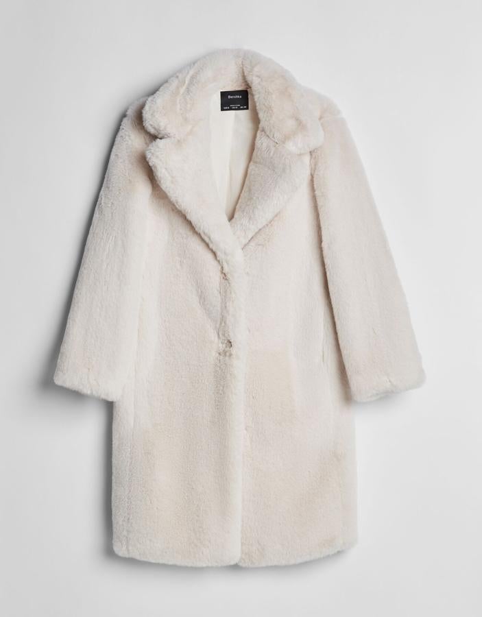 Abrigo XL de peluche, de Bershka (69,99 €).