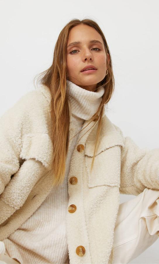 Un conjunto que apuesta por la comodidad y la estética casual. Cazadora de borrego, jersey de cuello vuelto y pantalones, todo de Stradivarius.