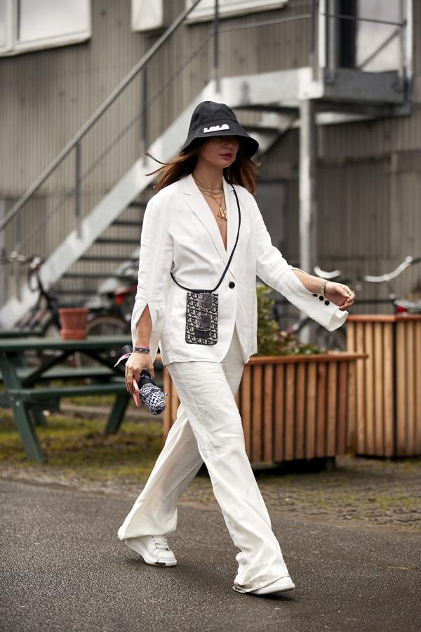 Puro minimalismo noventero que mezcla sin pudor prendas de corte sastre con accesorios deportivos y se lleva el primer premio.