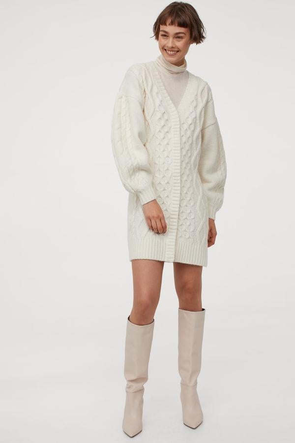 Las proporciones también son importantes. Por eso una maxirebeca de punto a modo de vestido sobre un jersey de cuello alto y botas altas destaca como una alternativa triunfadora. Todo de H&M.