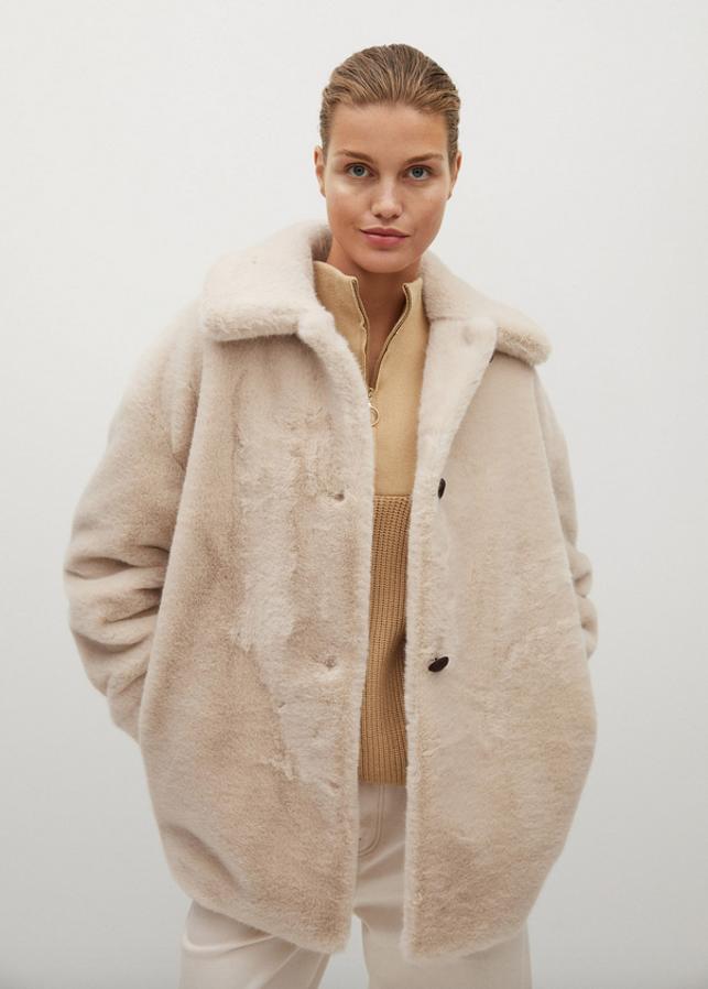 Diseño medio en color crudo para este abrigo de pelo de Mango con cuello de solapa, costura de hombro caída y puños abotonados. Con cierre frontal de tres botones a contraste, tiene un precio de 79,99 euros y está disponible entre las tallas XS y XL.