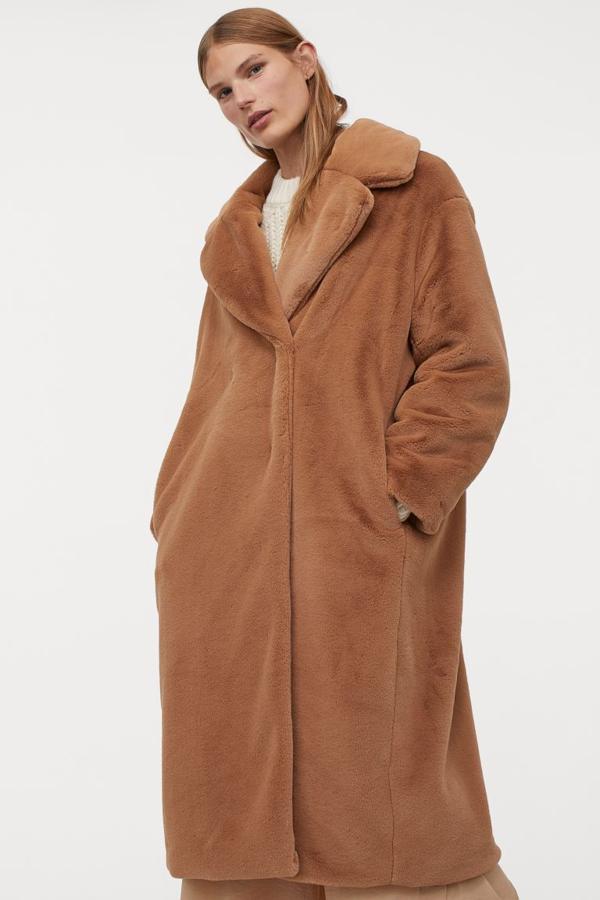Este diseño está disponible en beige oscuro en la web de H&M y en beige claro también en las tiendas y viene con cuello y solapas de muesca, botones de presión ocultos en el frontal y bolsillos al bies. Cuesta 69,99 euros y está disponible entre las tallas XS y XXL.