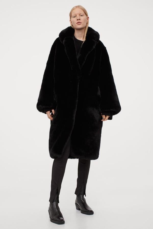 Con largo hasta la rodilla, este abrigo de pelo suave de H&M con solapas de muesca y cierre oculto de corchetes tiene bolsillos al bies y diseño de hombros caídos con mangas amplias. Cuesta 129 euros y está disponible entre las tallas XS y XL.