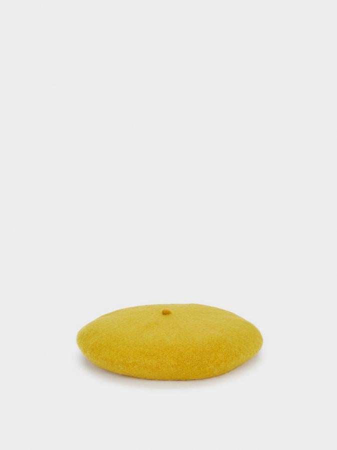 El mostaza es un color ideal para el otoño y en Parfois lo han llevado a esta boina de lana con la que conseguirás looks muy sofisticados. Cuesta 9,99 euros.