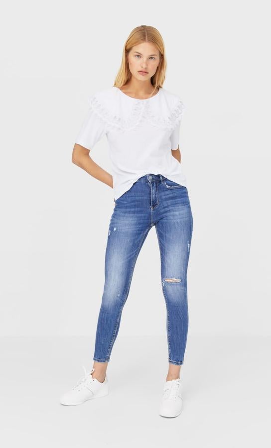 Con diseño skinny fit, tiro alto y detalles de rotos, estos vaqueros en azul lavado oscuro vienen con bajos desflecados y cinco bolsillos. Están disponibles entre las tallas 32 y 44 por 19,99 euros.