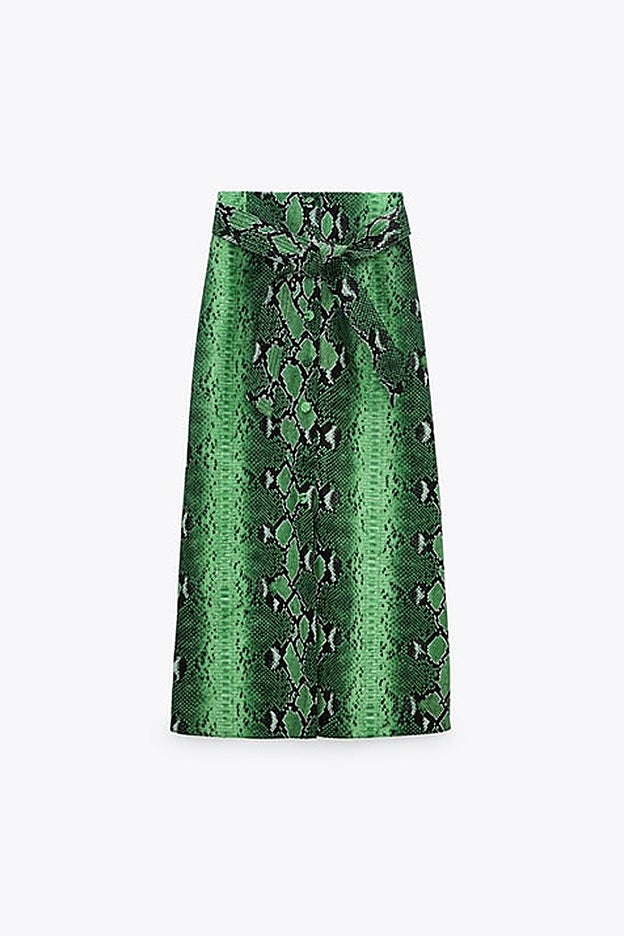 Falda midi con estampado animal de Zara, muy similar al original.