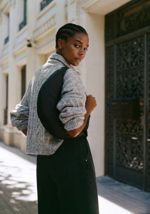 En tejido de naylon y con forma circular que se adapta a la perfección al hombro, este modelo de tamaño intermedio es de Mango (19,99 euros).