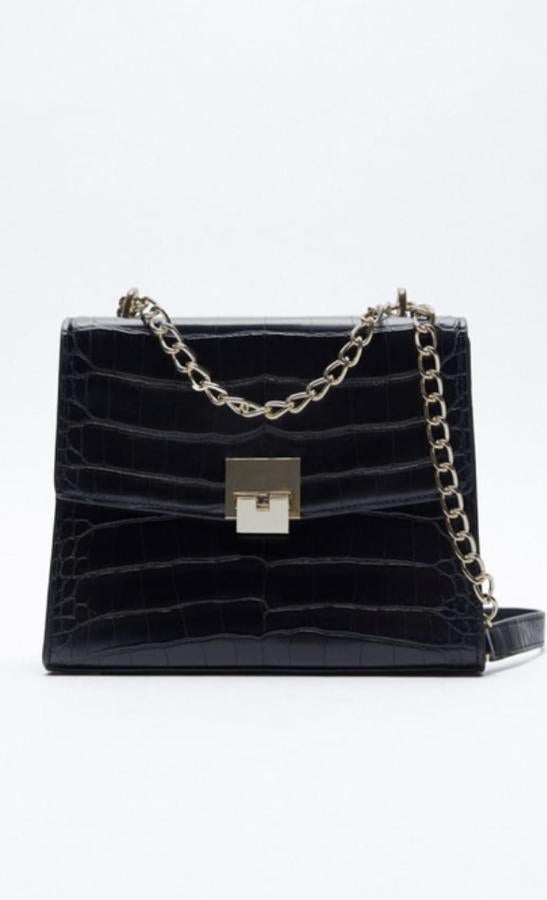Pasamos de la forma alargada a la cuadrada de este bolso de Zara con efecto cocodrilo y cierre metálico (29,95 euros).