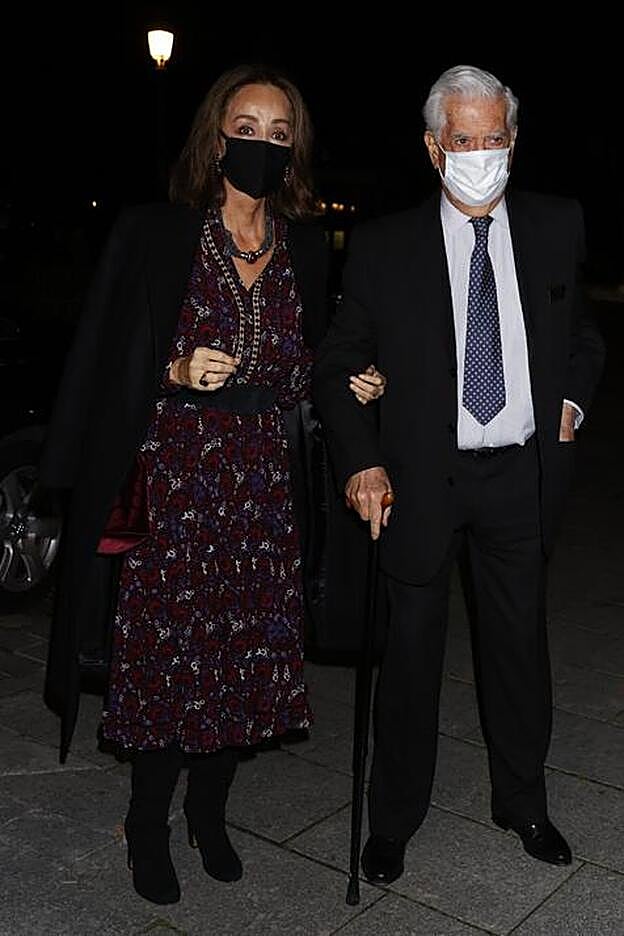 Isabel Preysler y Mario Vargas Llosa acuden al Teatro Real de Madrid.