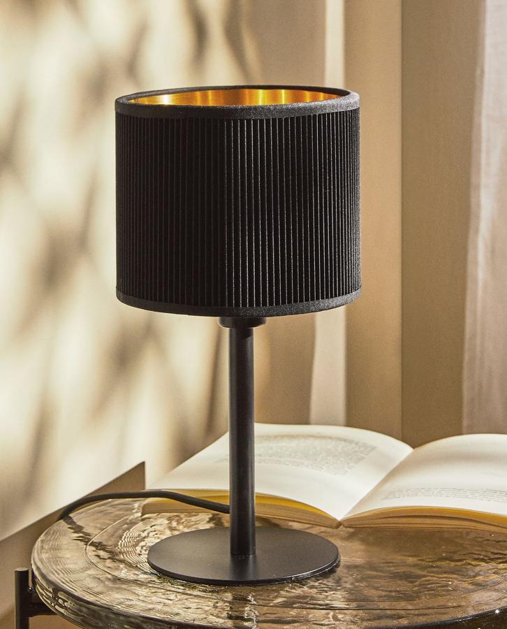 Esta lámpara negra de hierro con pantalla de algodón en relieve tiene un precio de 19,99 euros.