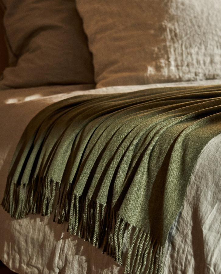 Con unas medidas de 140x190 centímetros y disponible en varios colores, esta manta acabada en flecos tiene un precio de 39,99 euros