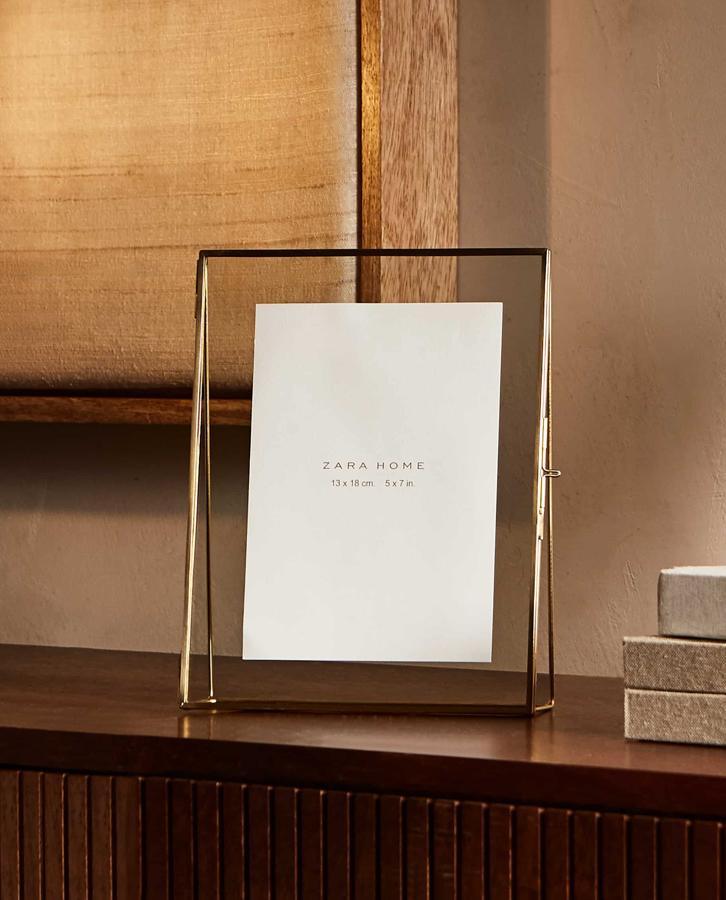 Disponible en dos medidas, este marco de fotos de metal fino con estructura triangular tiene un precio de 15,99 euros (13x18 centímetros) o de 19,99 euros (18x23 centímetros).