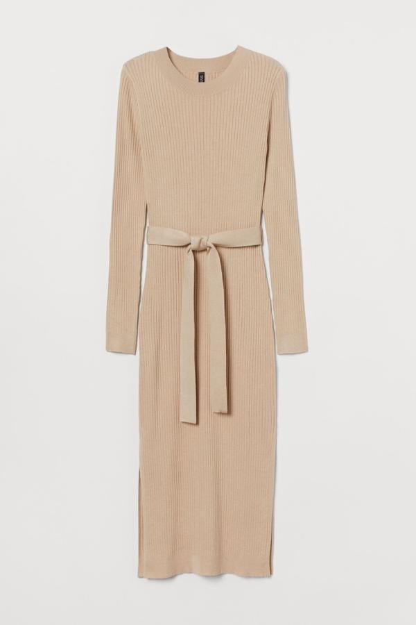 Este vestido midi entallado en punto de canalé de color beige cuenta con cinturón extraíble y aberturas laterales. Disponible también en negro, tiene un precio de 29,99 euros.