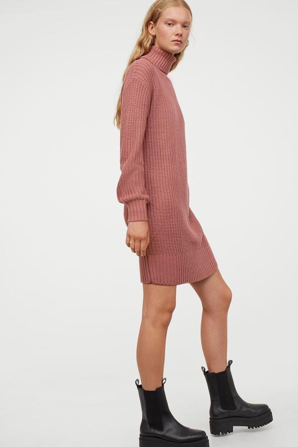 Disponible en rosa o en gris, este vestido corto en punto de canalé con cuello vuelto y remate elástico en puños y bajo tiene un precio de 24,99 euros.