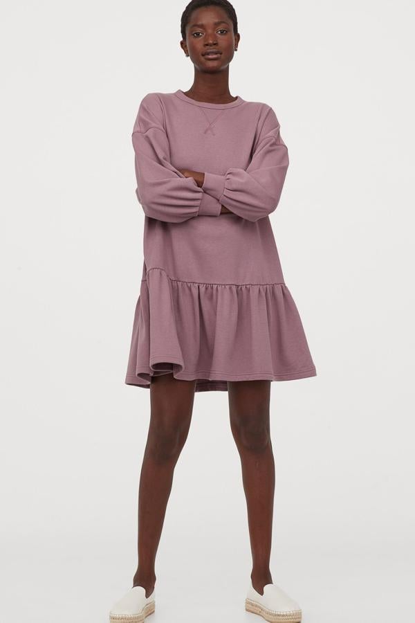 En color lila, este vestido sudadera está disponible en otros colores. Con mangas amplias y costura fruncida en la cadera, tiene un precio de 24,99 euros.