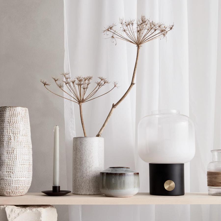 Un rincón minimalista y muy elegante propuesto por Amazon Home, en el que nos quedamos con la original lámpara (129.99 euros) para conseguir un cálido punto de luz indirecta.