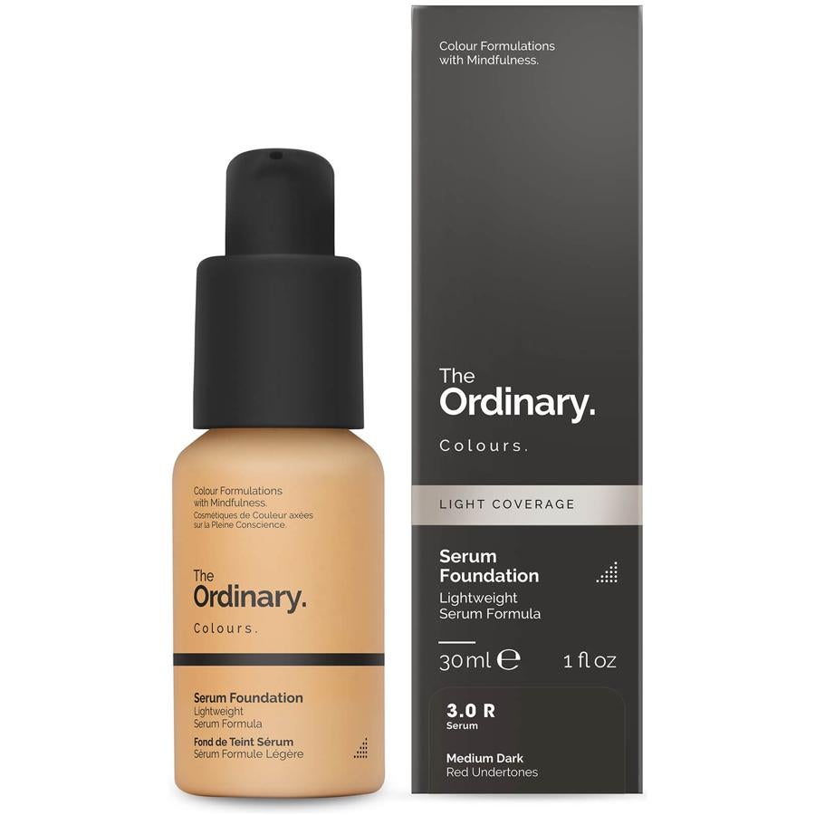 Formulado con textura sérum, muy ligero y especialmente indicado para subtonos rojizos, este sérum de The Ordinary es el 2 en uno para los días que quieres evitar a toda costa el maquillaje pero quieres una cobertura media tiene SPF 15 y está disponible en 21 tonos diferentes.