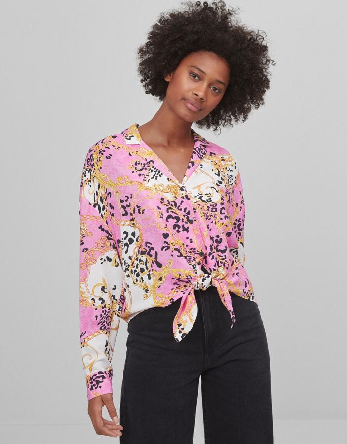 Esta camisa oversize con estampado en rosa y lazada en la parte delantera tiene un precio rebajado de 11,99 euros.