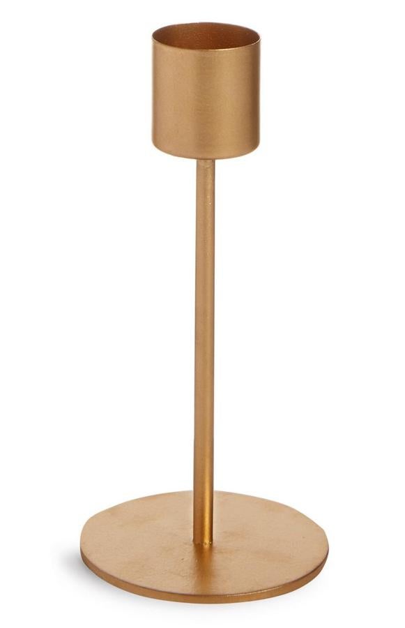 Este candelabro bajo en tono dorado tiene un precio de 2 euros.
