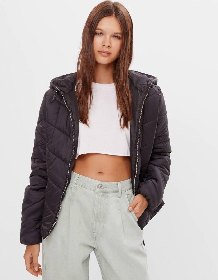 Disponible en varios colores, esta cazadora puffy acolchada con cremallera y capucha tiene un precio de 19,99 euros.