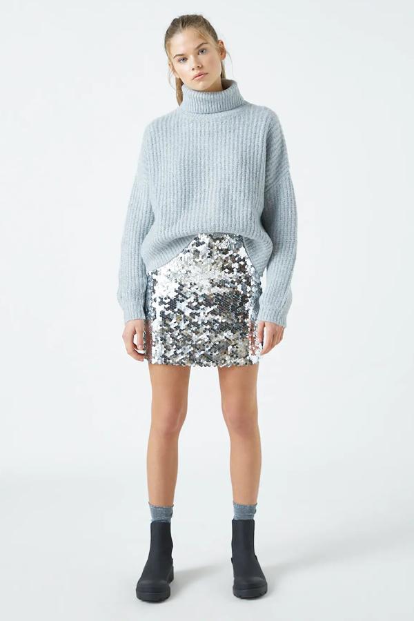 Esta minifalda de lentejuelas plateadas y cierre de cremallera en la parte trasera es de Pull & Bear y tiene un precio de 19,99 euros.