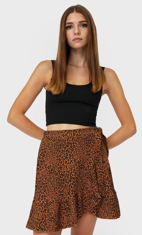 Con estampado animal en tonos marrones, esta falda mini de tiro alto y de estilo pareo con lazada y bajo acabado en volantes es de Stradivarius y tiene un precio de 12,99 euros.